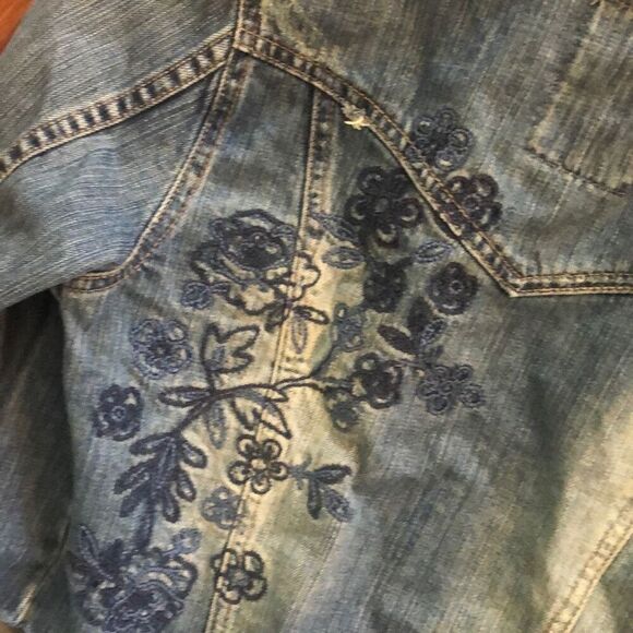 Aeropostale Embroidered distressed, jean jacket, cropped size S - Picture 2 of 6